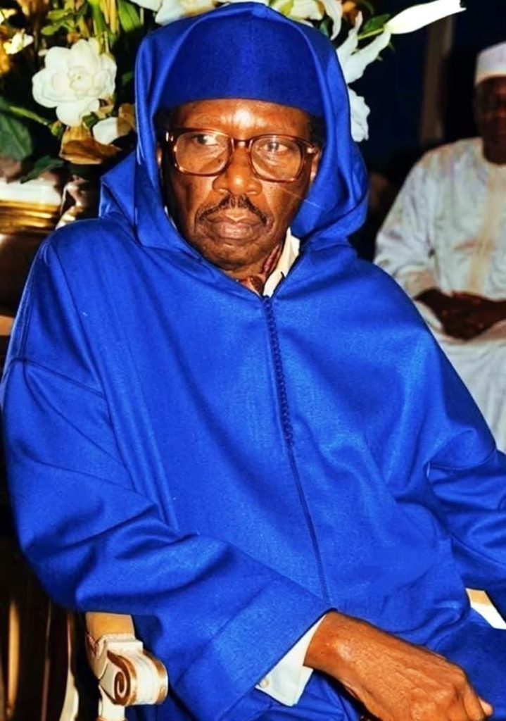 Serigne Cheikh Ahmed Tidiane Sy Al Maktoum en boubou bleu