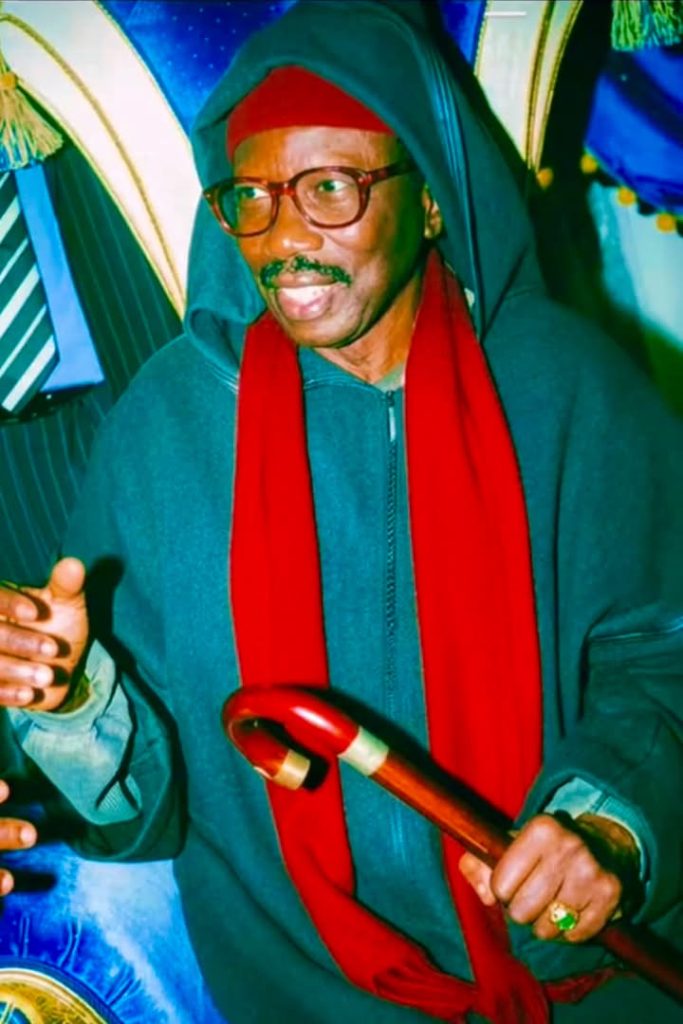 Serigne Cheikh Ahmed Tidiane Sy Al Maktoum, écharpe rouge et canne