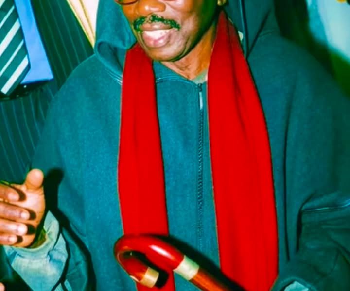 Serigne Cheikh Ahmed Tidiane Sy Al Maktoum, écharpe rouge et canne